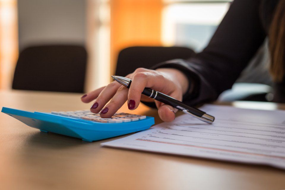 due professionisti che leggono dei dati