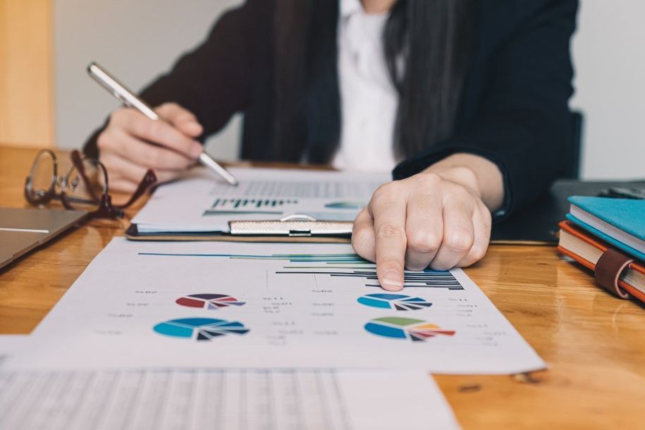 professionista che controlla dei dati