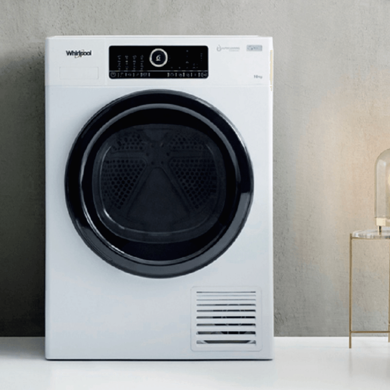 Una secadora Whirlpool está sobre un mostrador blanco.