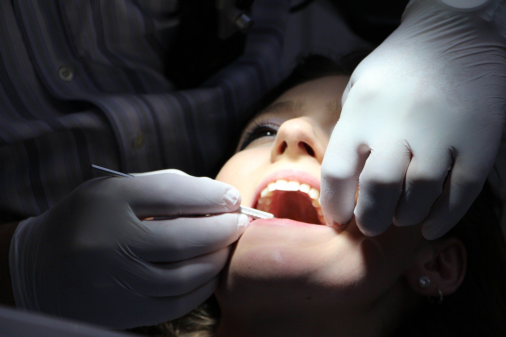 Dentist and patient Image by Reto Gerber from Pixabay 