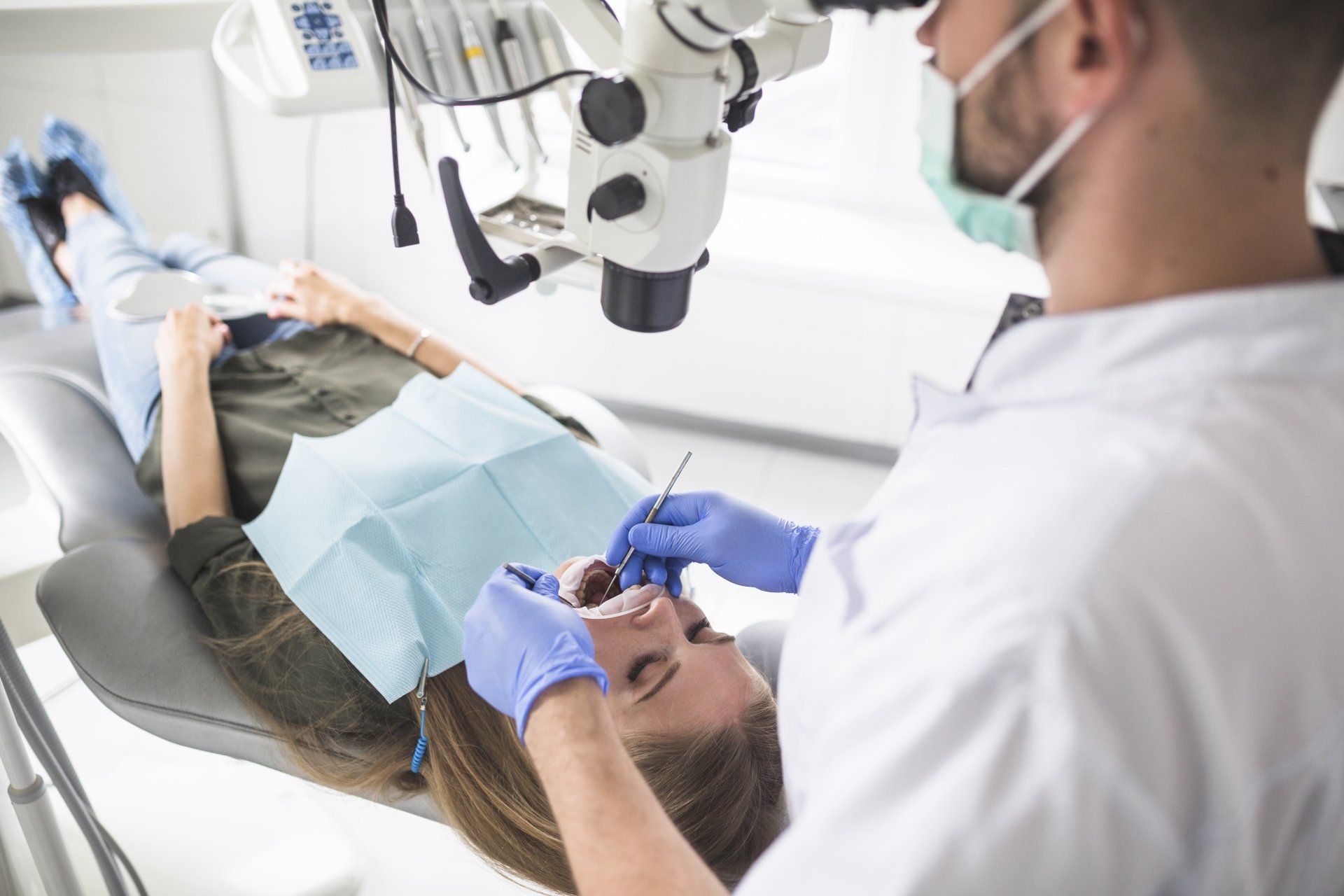 Woman having oral surgery - Photo by Freepik