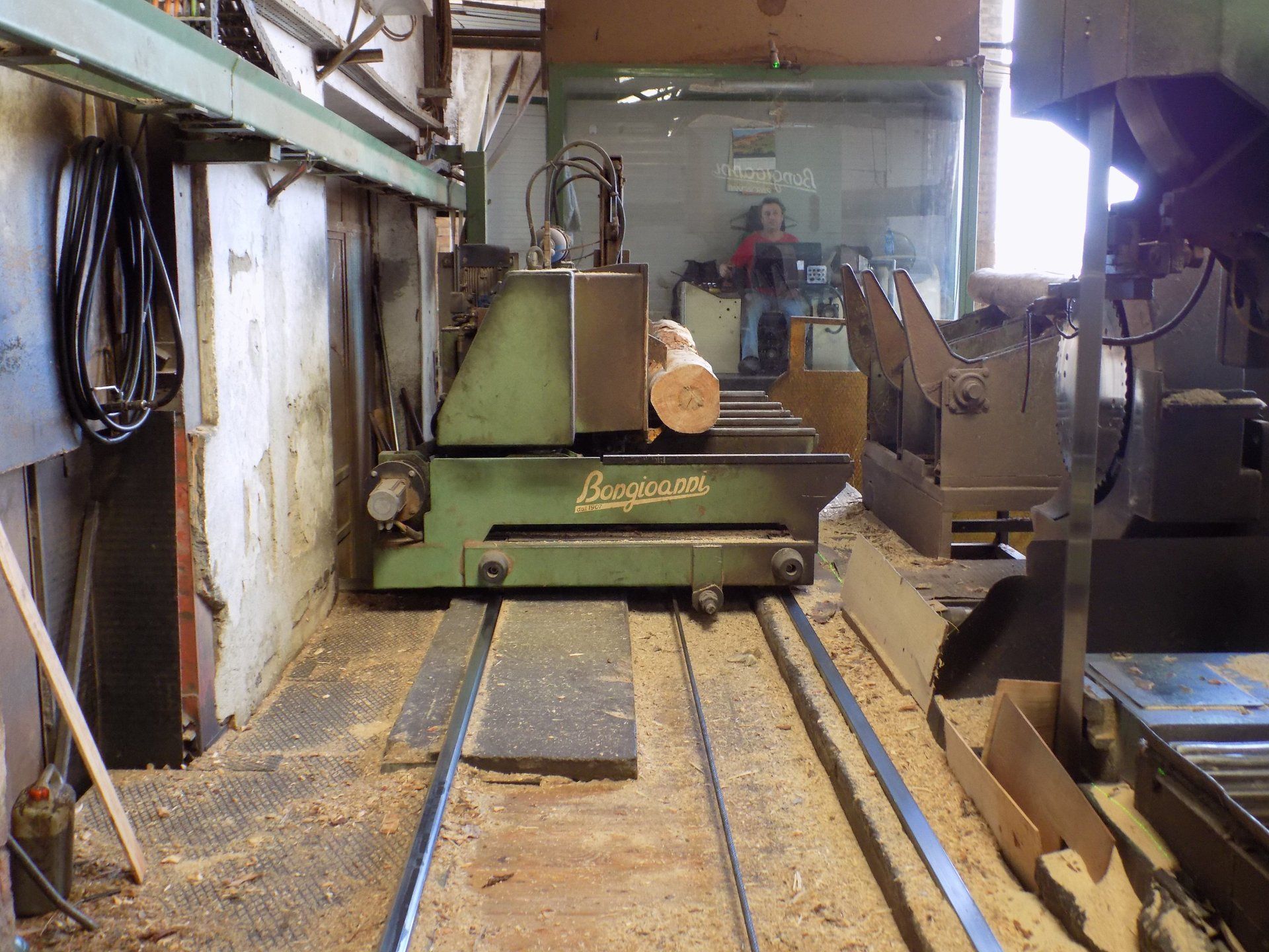 macchinario taglia legno