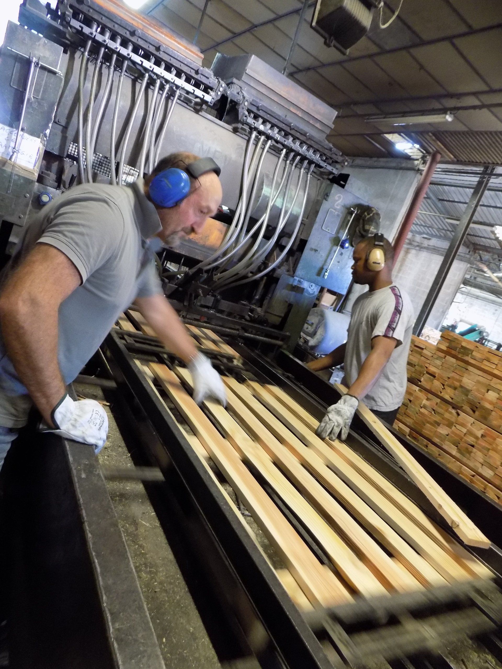 due uomini lavorano pallets