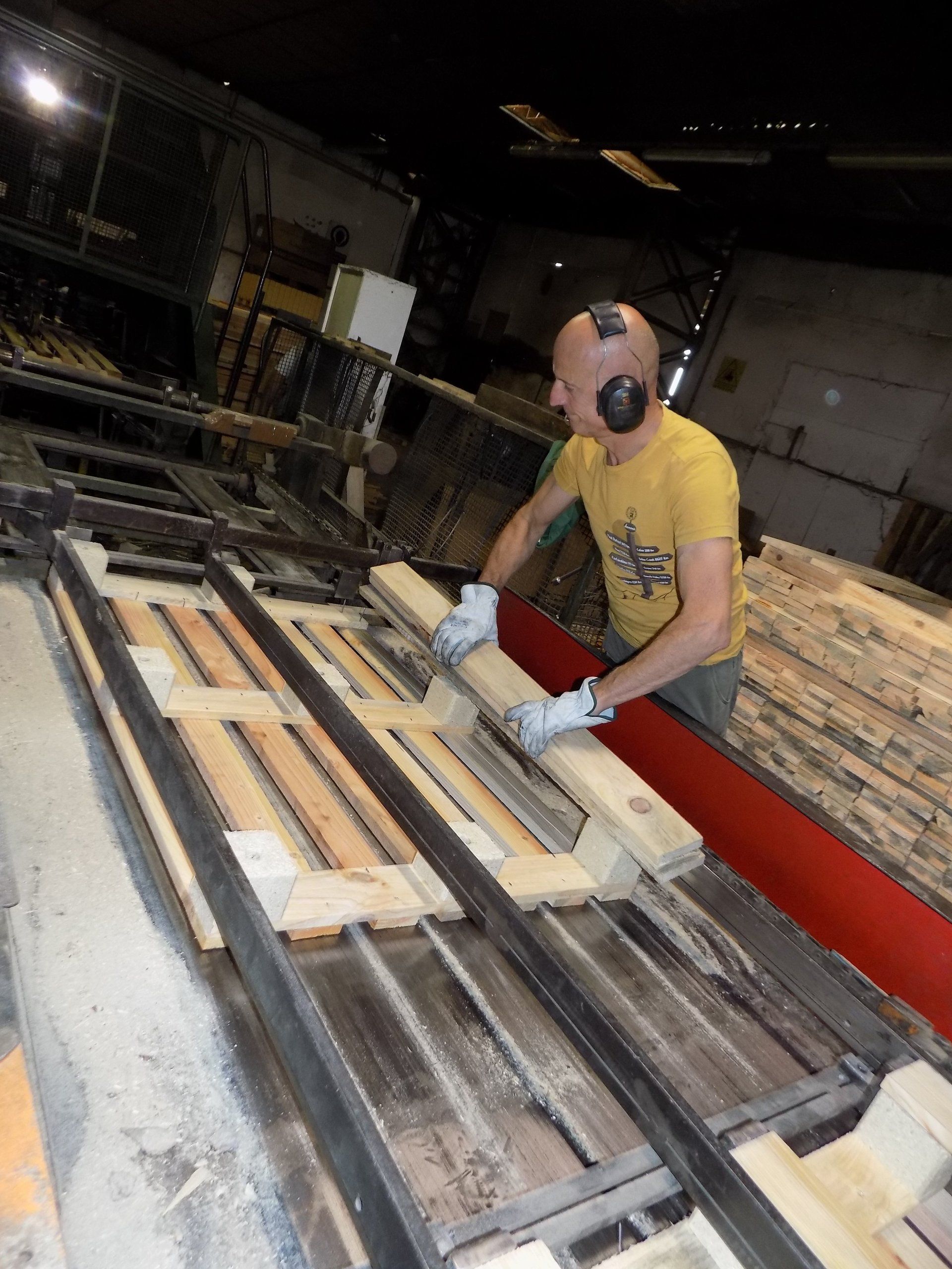 uomo lavoa legno