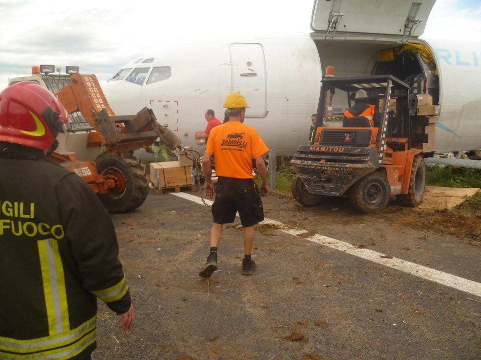 personale per recupero rottami aereo