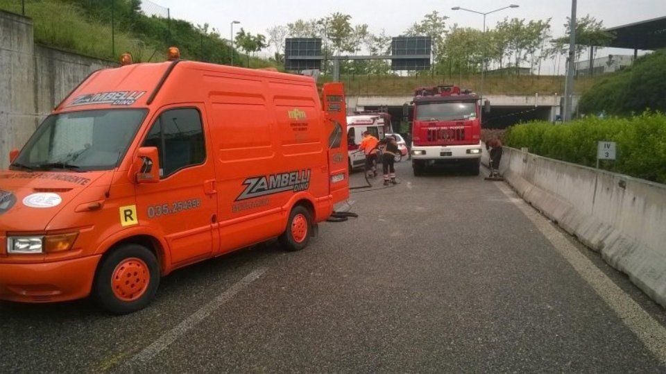 pompieri e mezzi per soccorso stradale