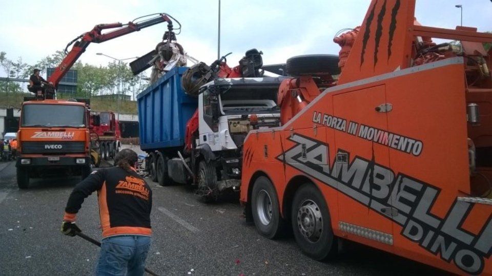 autogrù e camion per recupero rottami