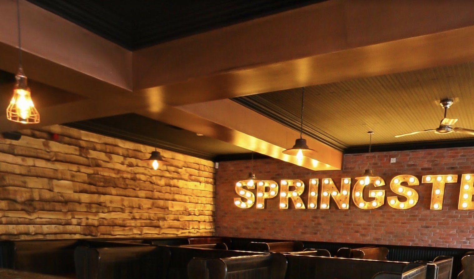 A restaurant with a brick wall and a sign that says springstiff