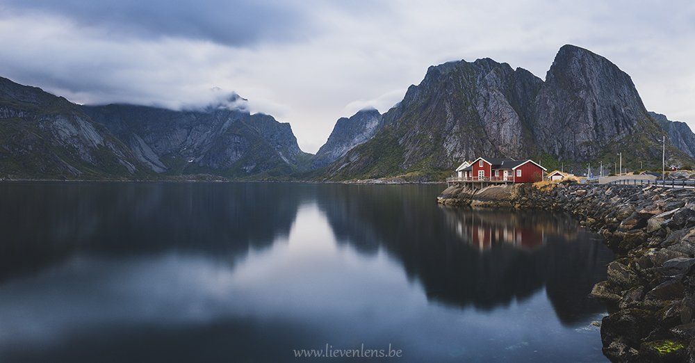 Hamnoy red house landscape