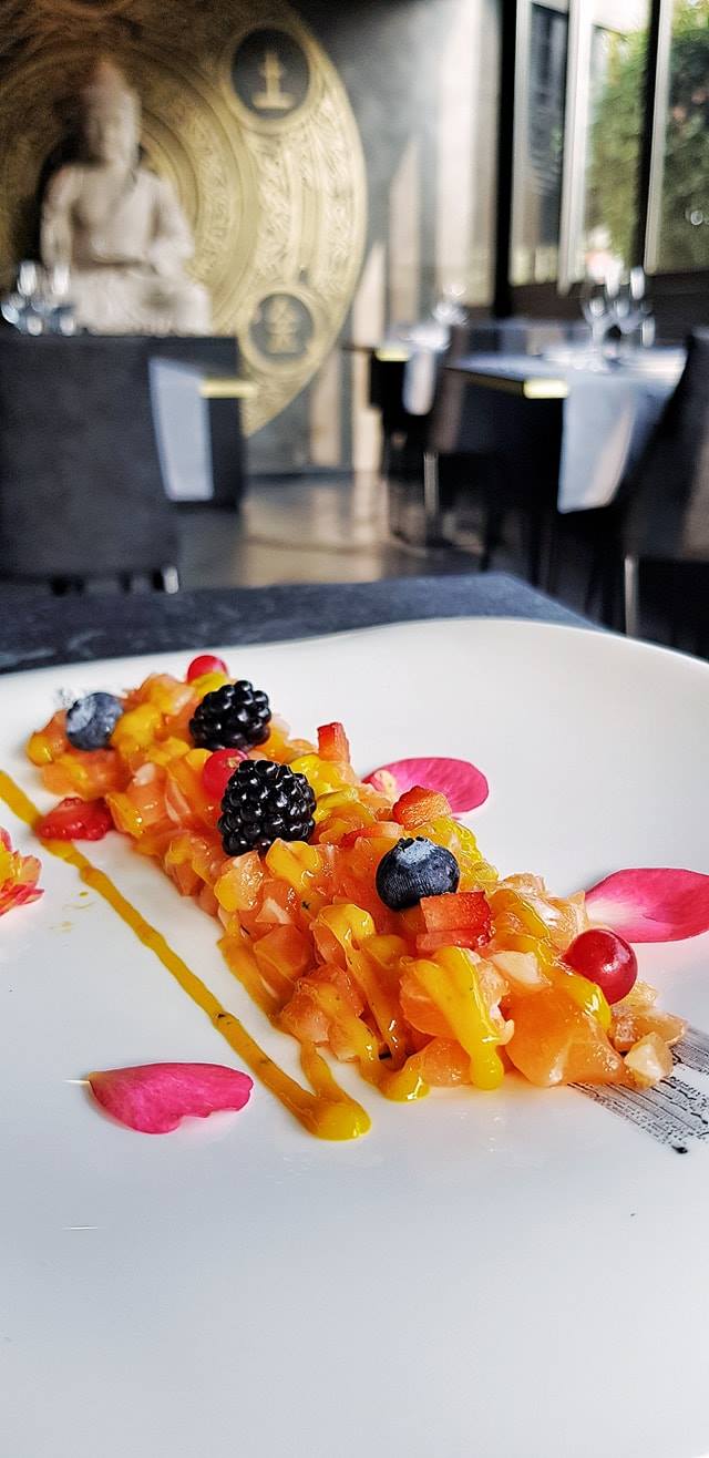 Sushi con frutta