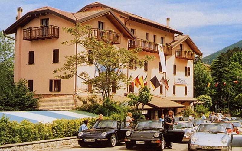 Porche in parcheggio