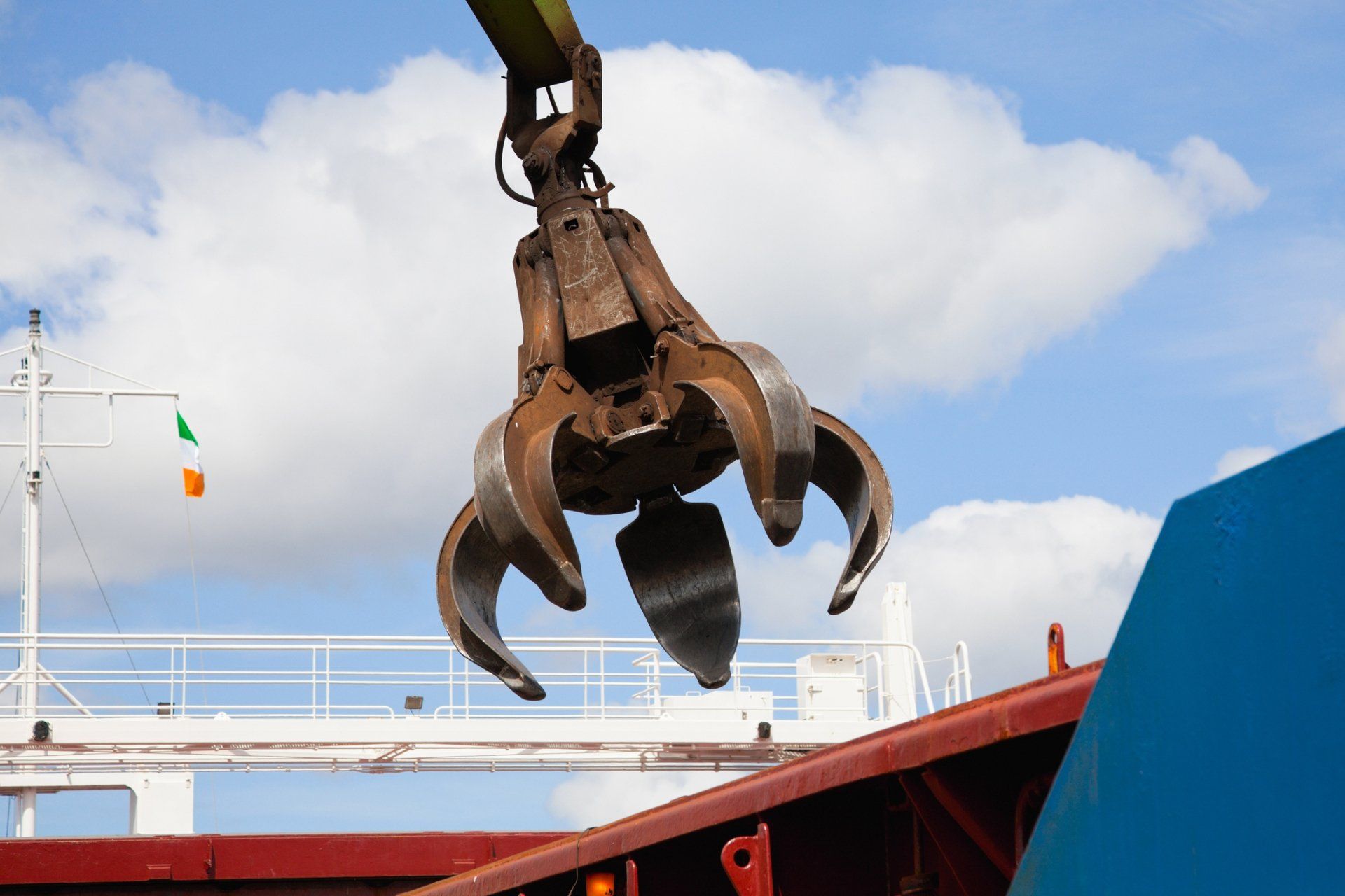 Un objeto metálico de gran tamaño está siendo levantado por una grúa en la parte superior de un barco.
