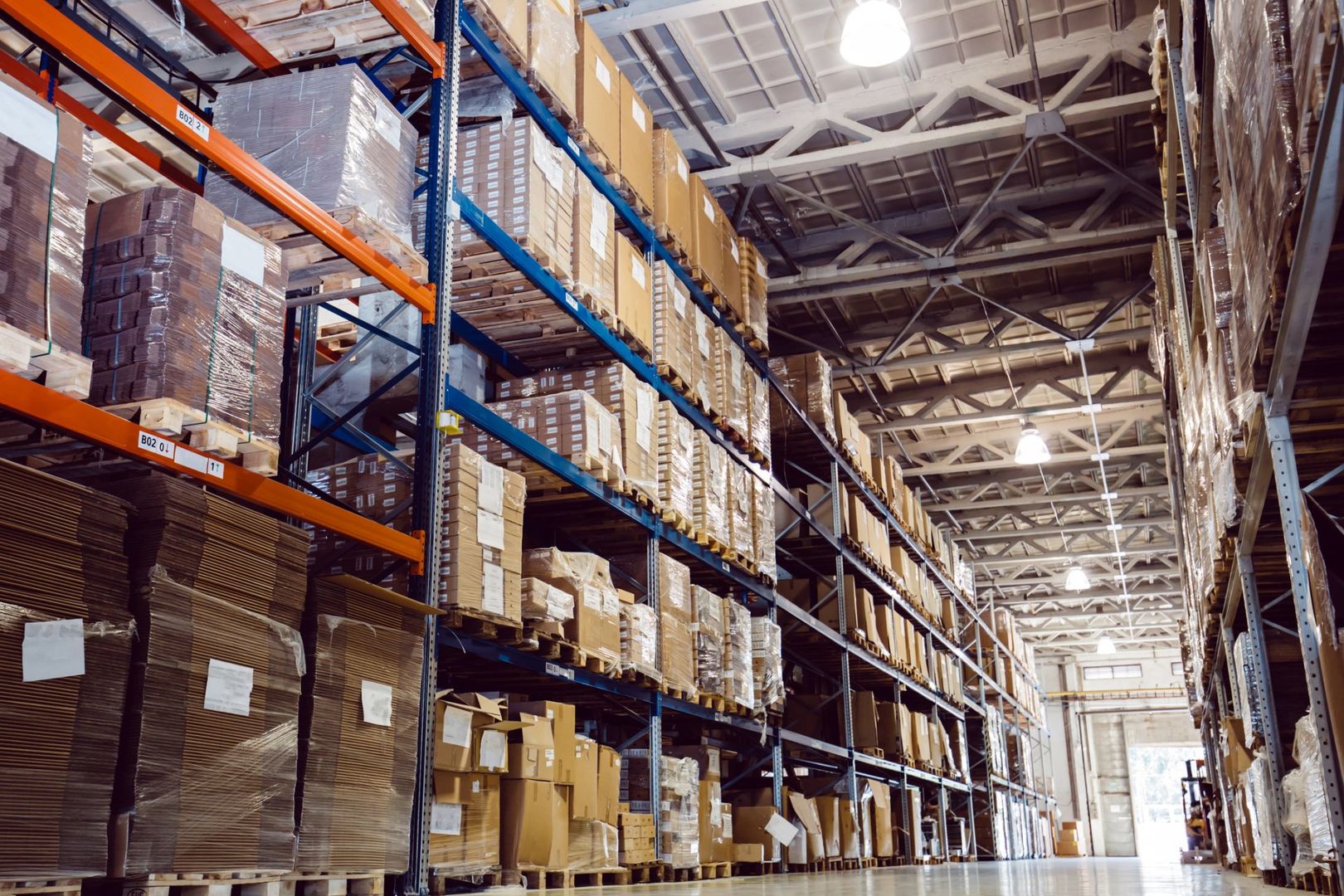 Un gran almacén lleno de muchas cajas y estantes.