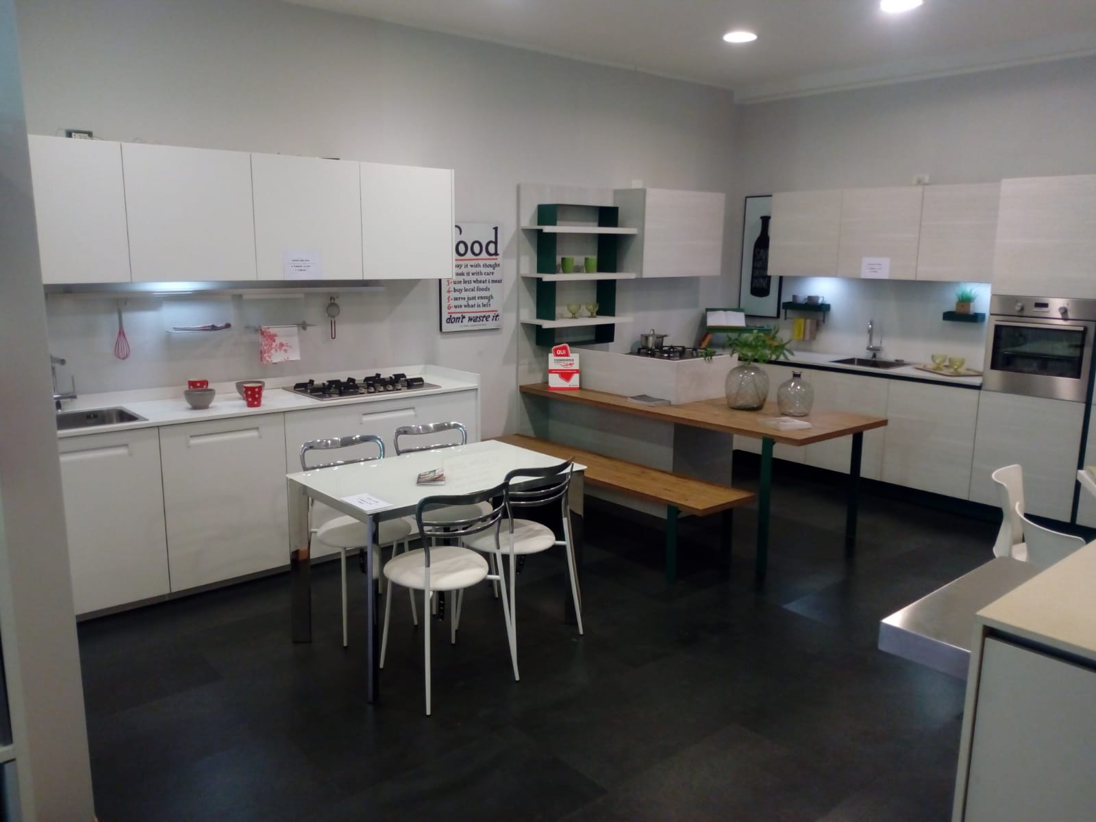 Cucina con isola a panca