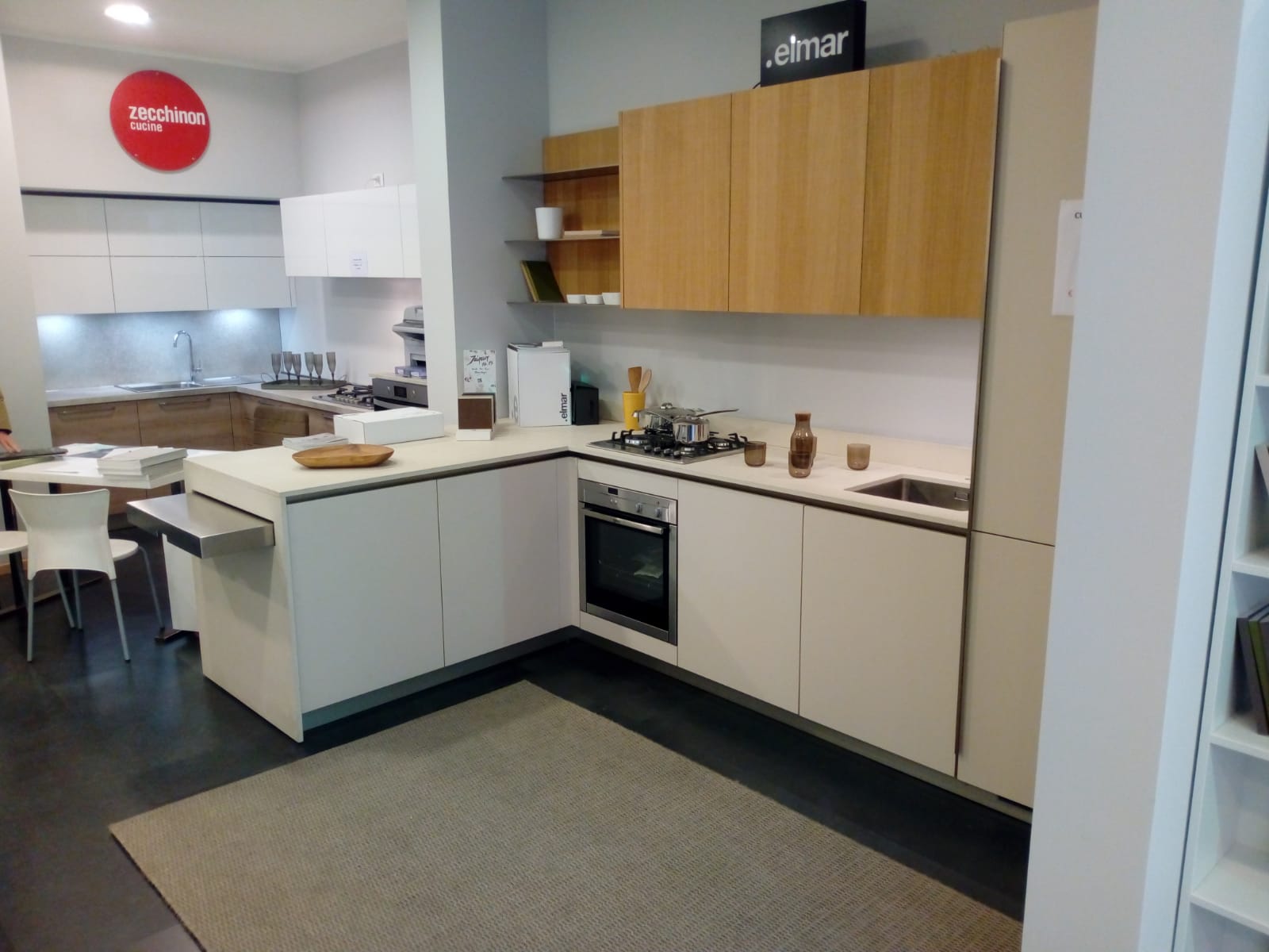 Cucina con isola in bianco e beige
