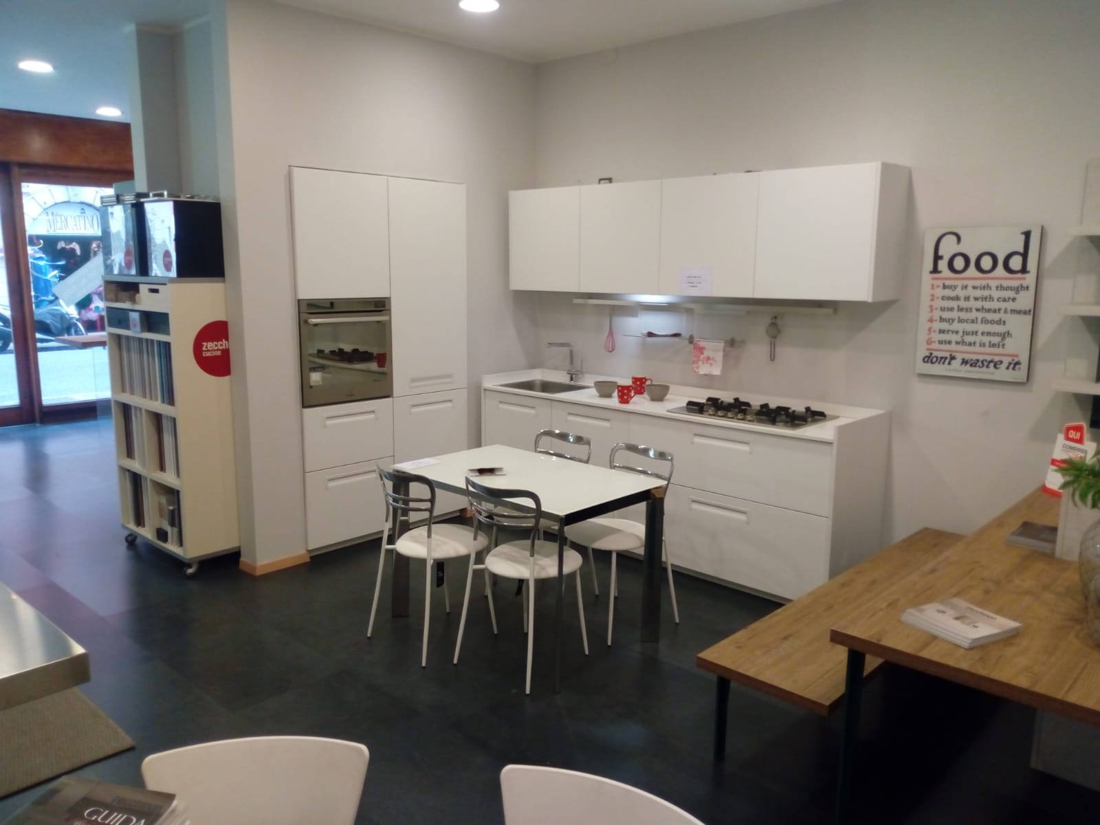 Cucina contemporanea con tavolo