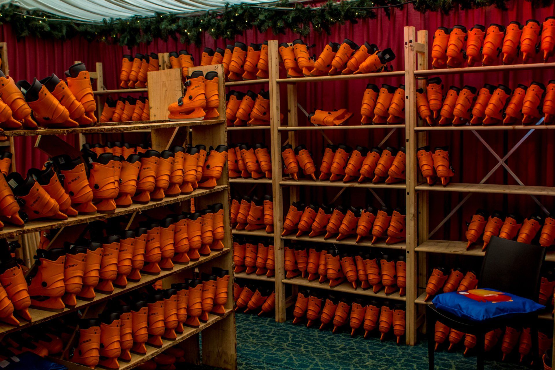 Een kamer vol met veel oranje schaatsen