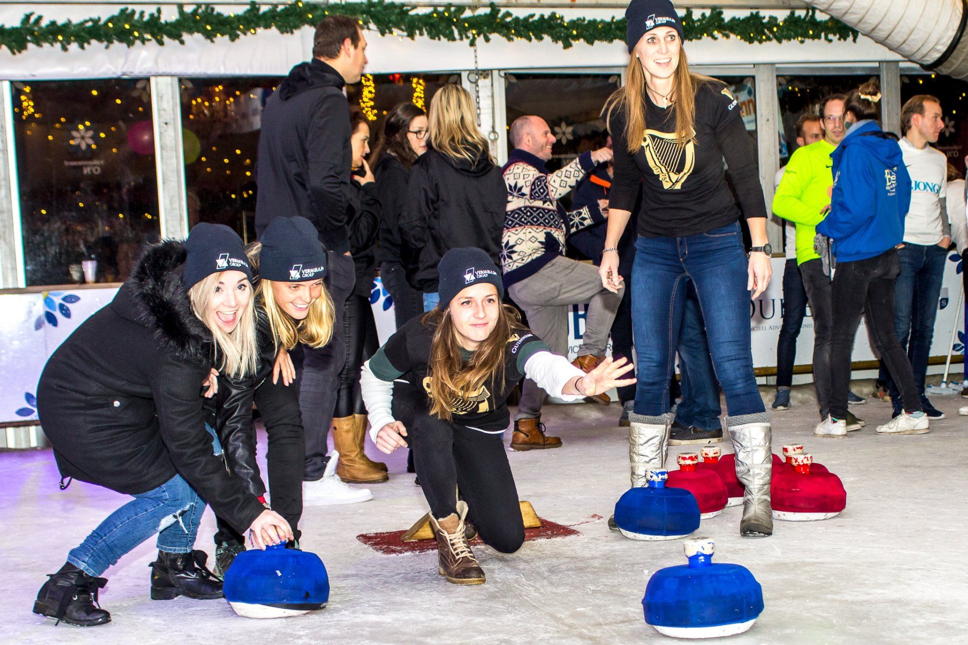 Een groep mensen speelt curling op een ijsbaan.