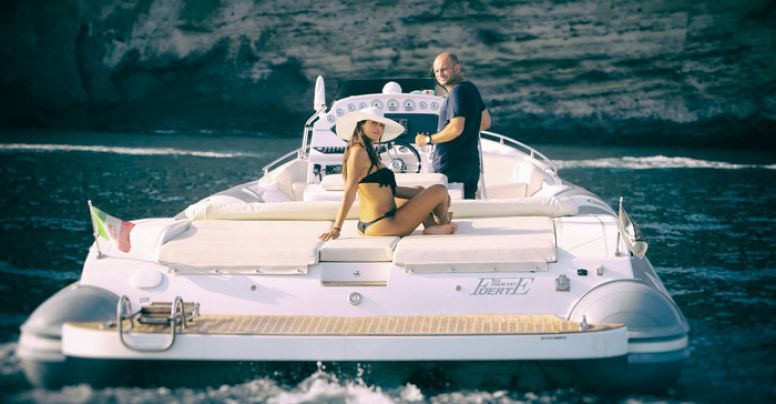 Gommone elegante in navigazione