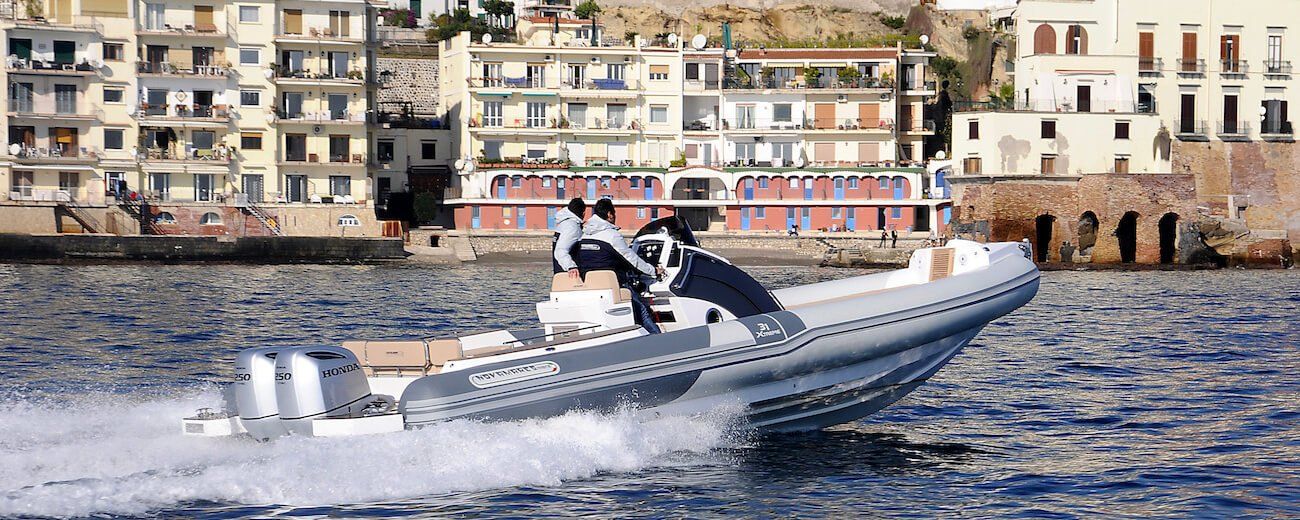 gommone in mare