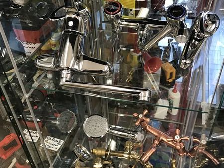 rubinetteria e materiale idraulico in esposizione