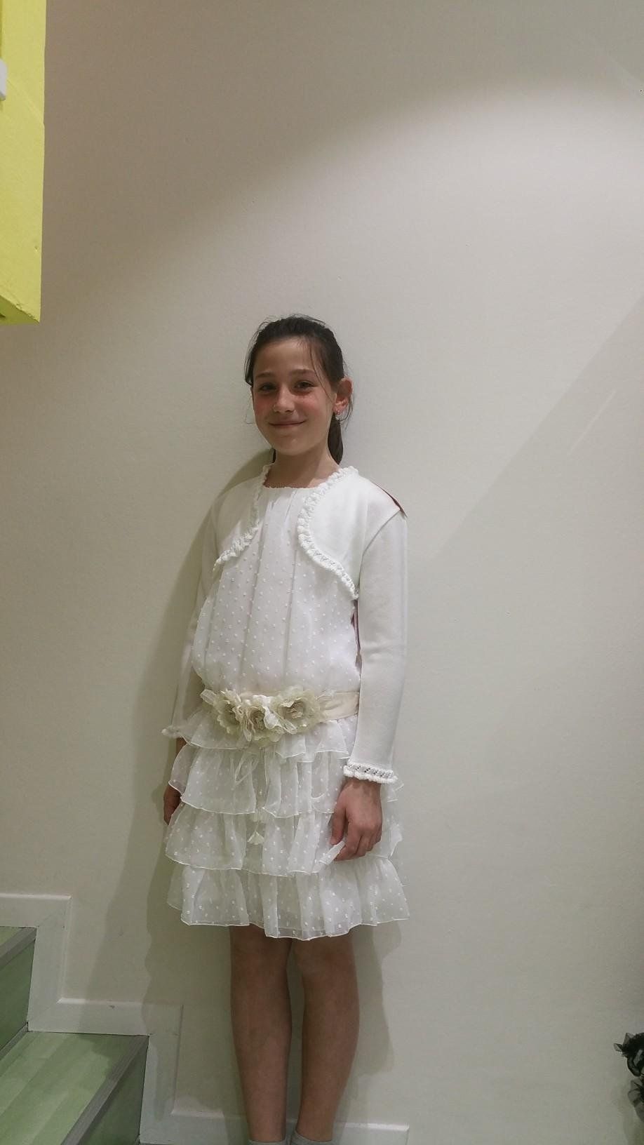 bambina con vestito da comunione bianco