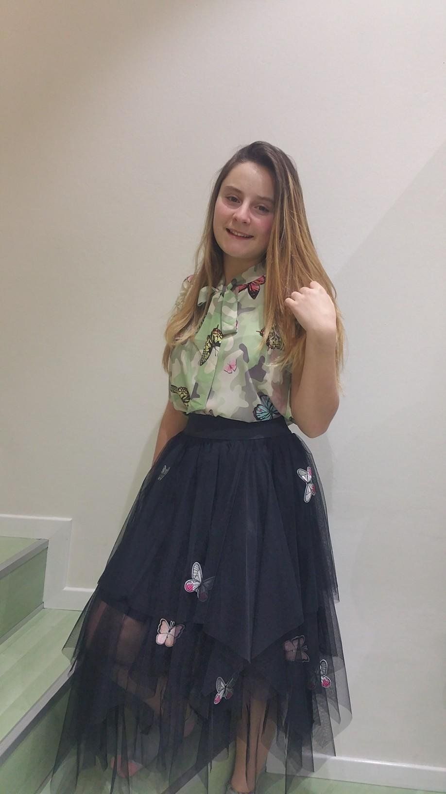 ragazza in posa con vestito per cerimonie