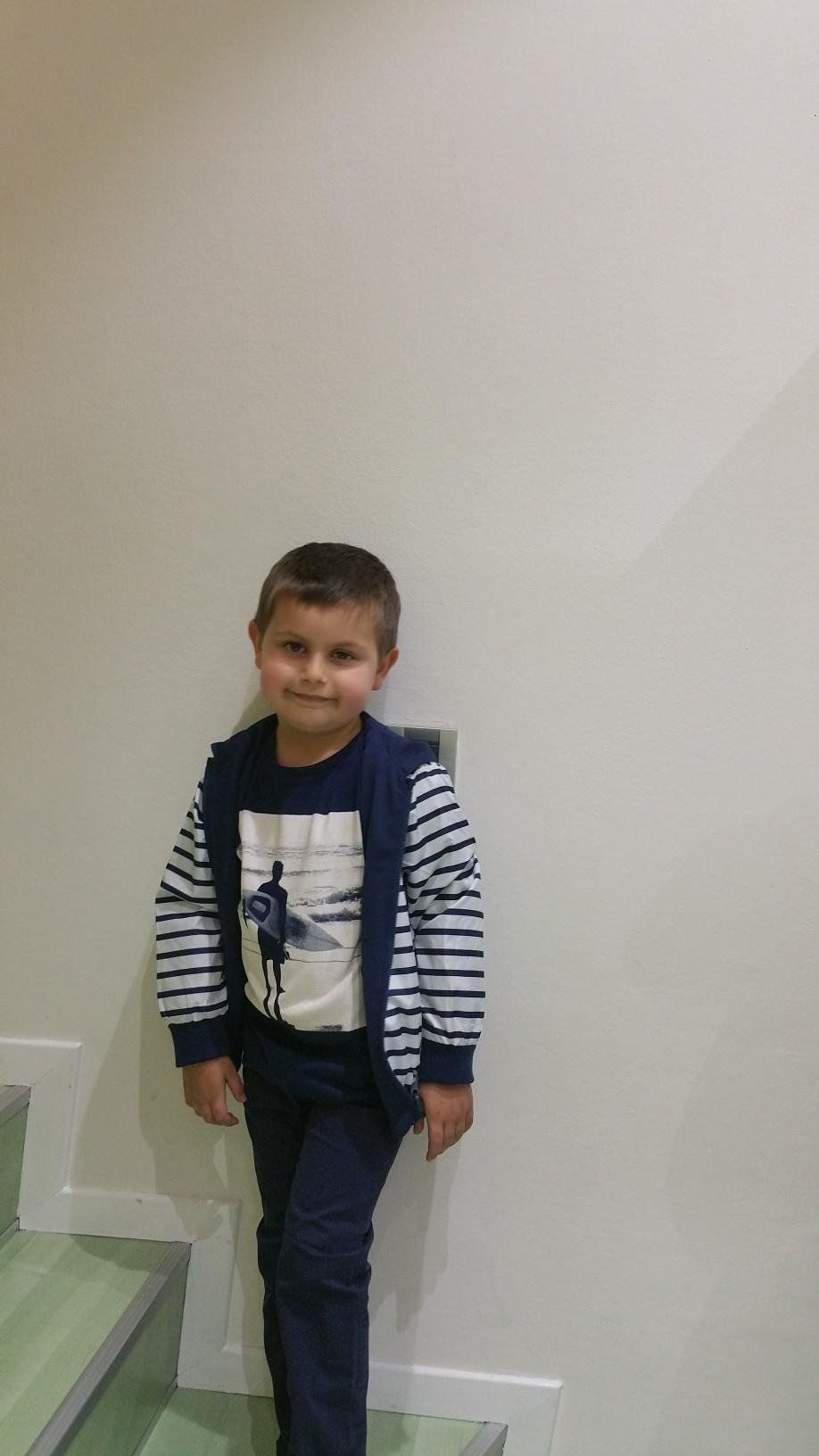 Foto di un bambino con felpa a righe