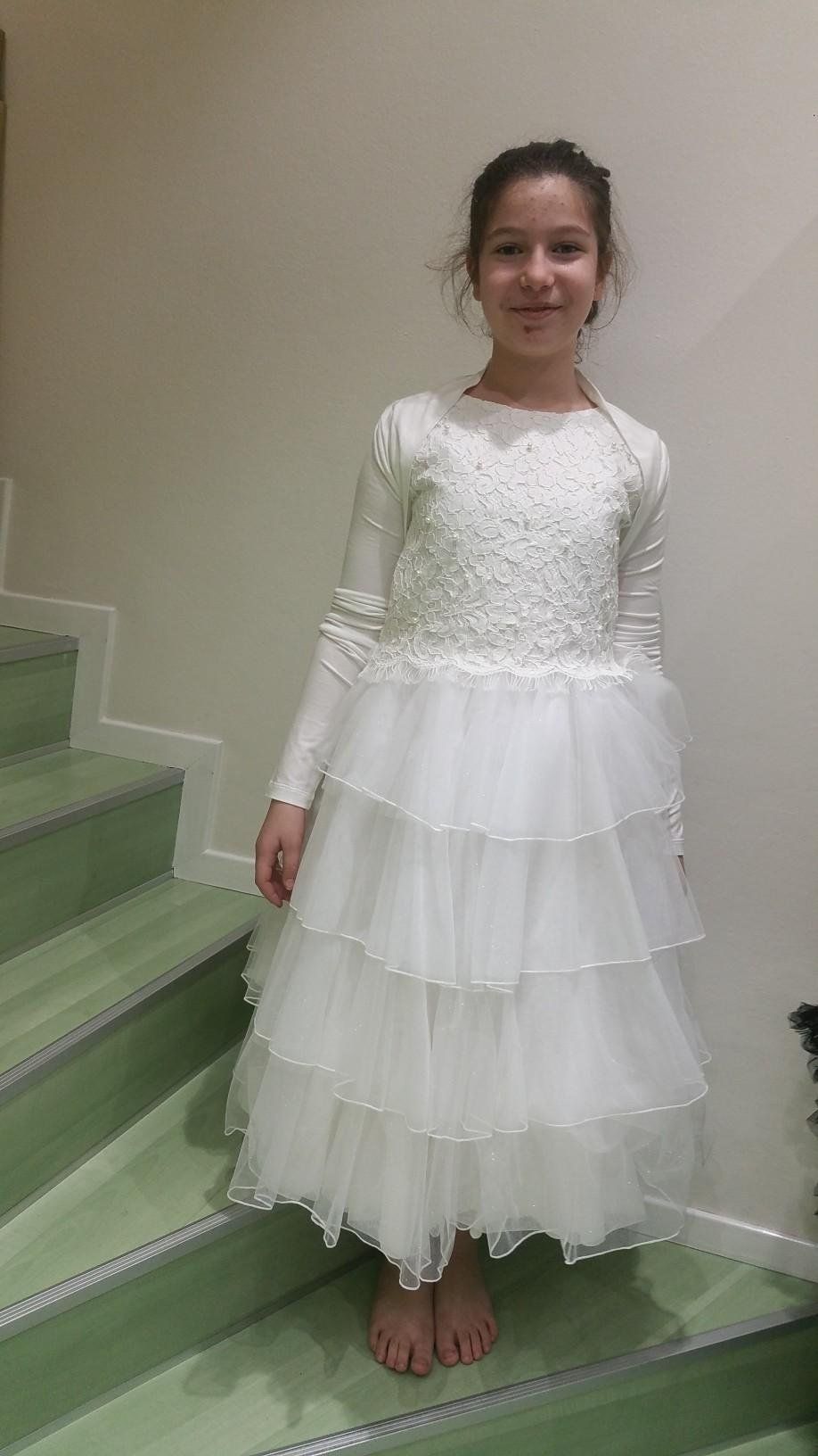 Bambina con vestito elegante