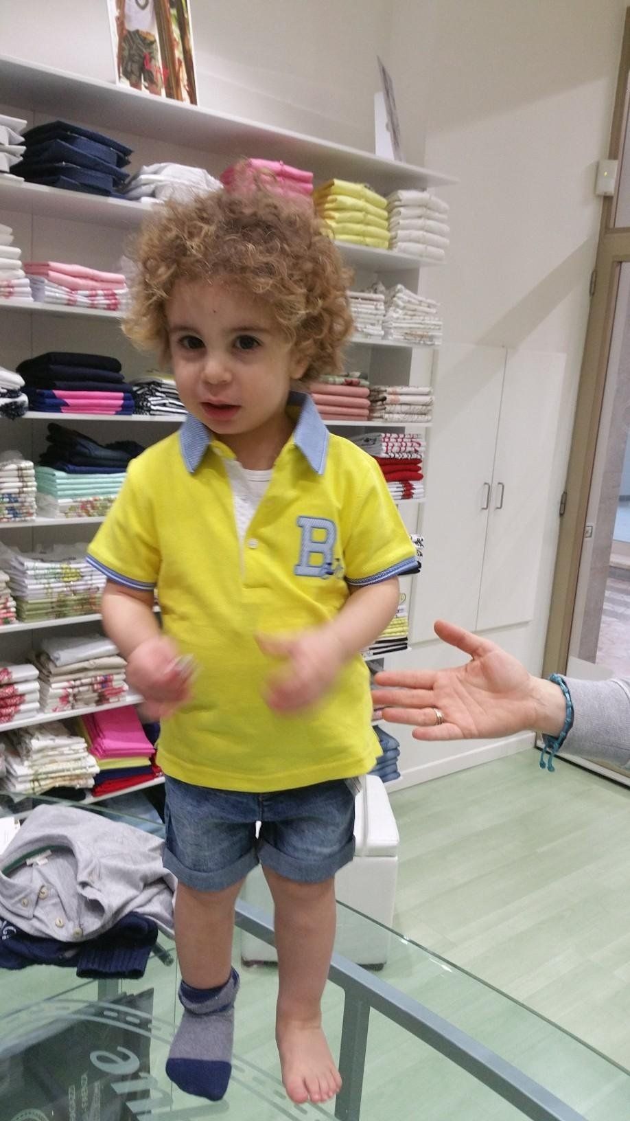 bambino con vestiti sportivi