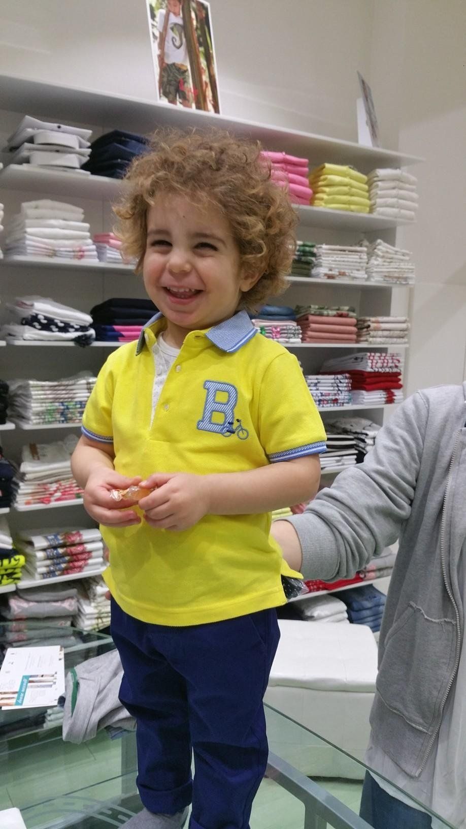 Bambino con maglietta gialla