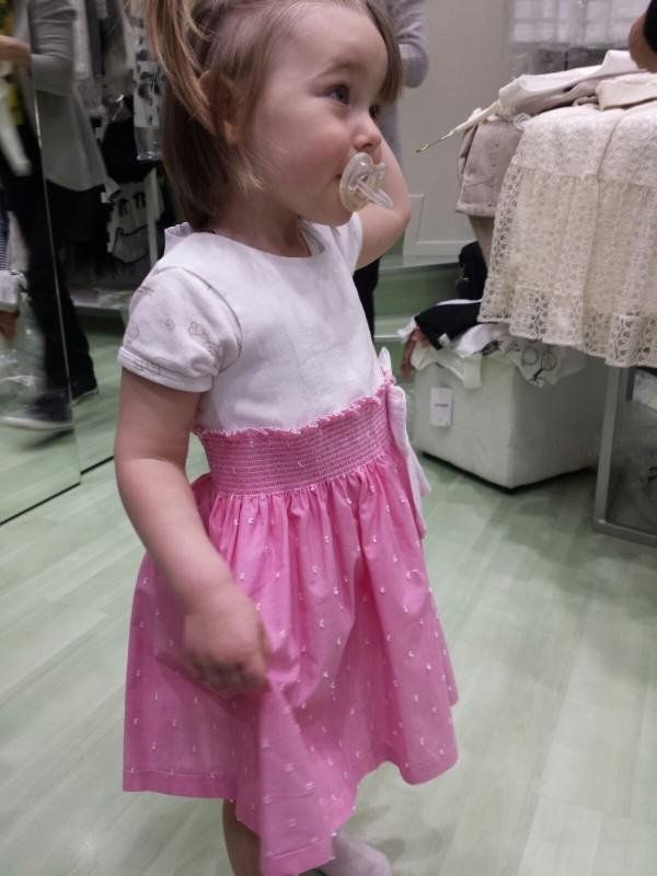 Bambina con gonna rosa