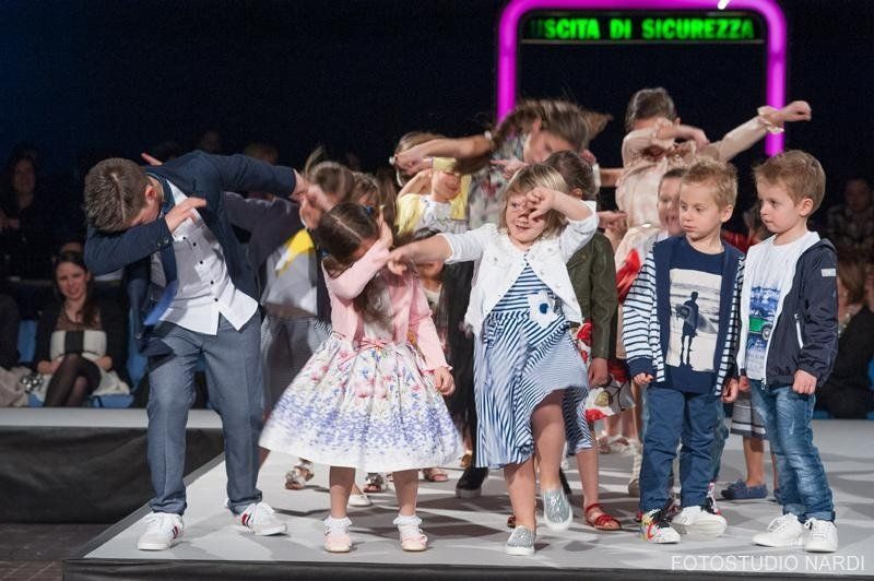 bambini che ballano durante una sfilata