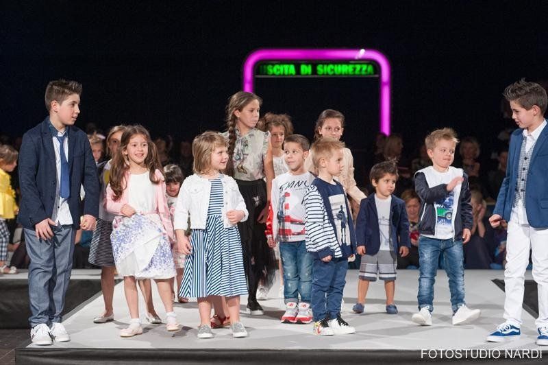 bambini che sfilano