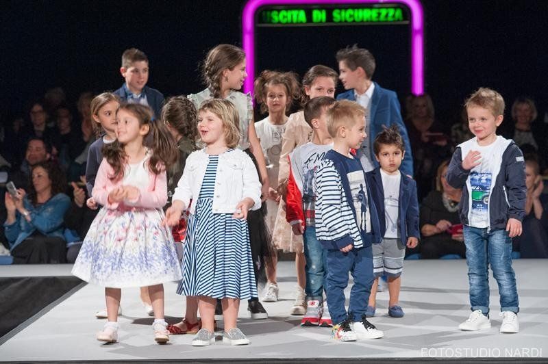 Bambini in passerella durante una sfilata di moda