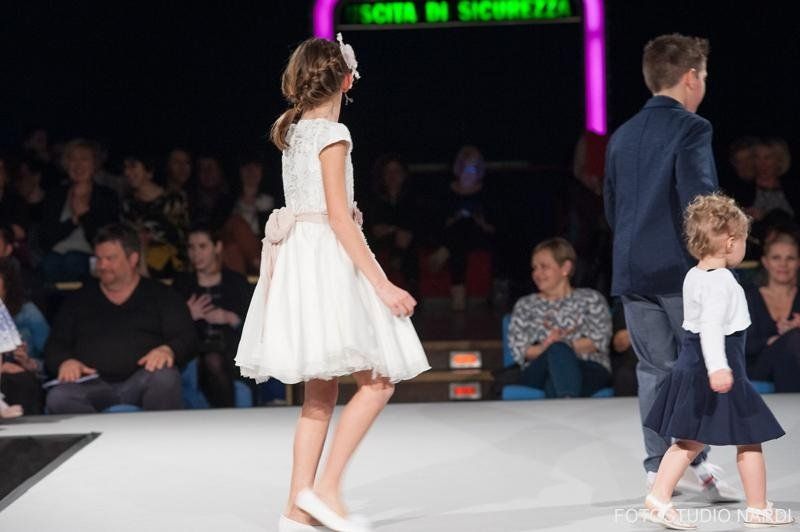 bambina con abito da sera bianco