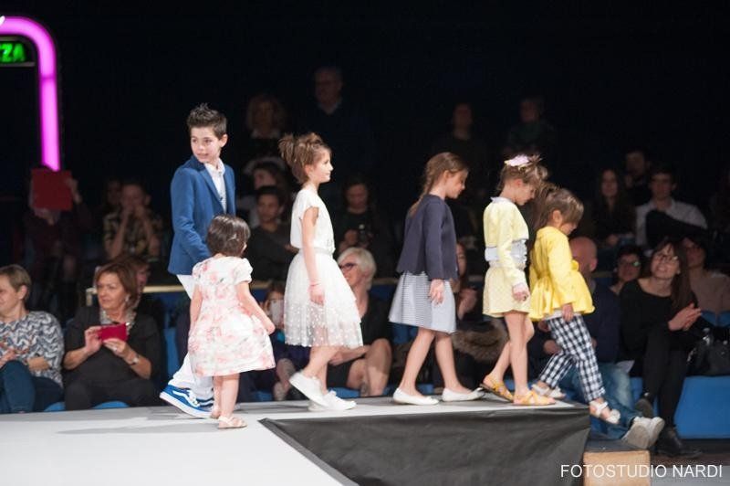 collezione di indumenti per bambini