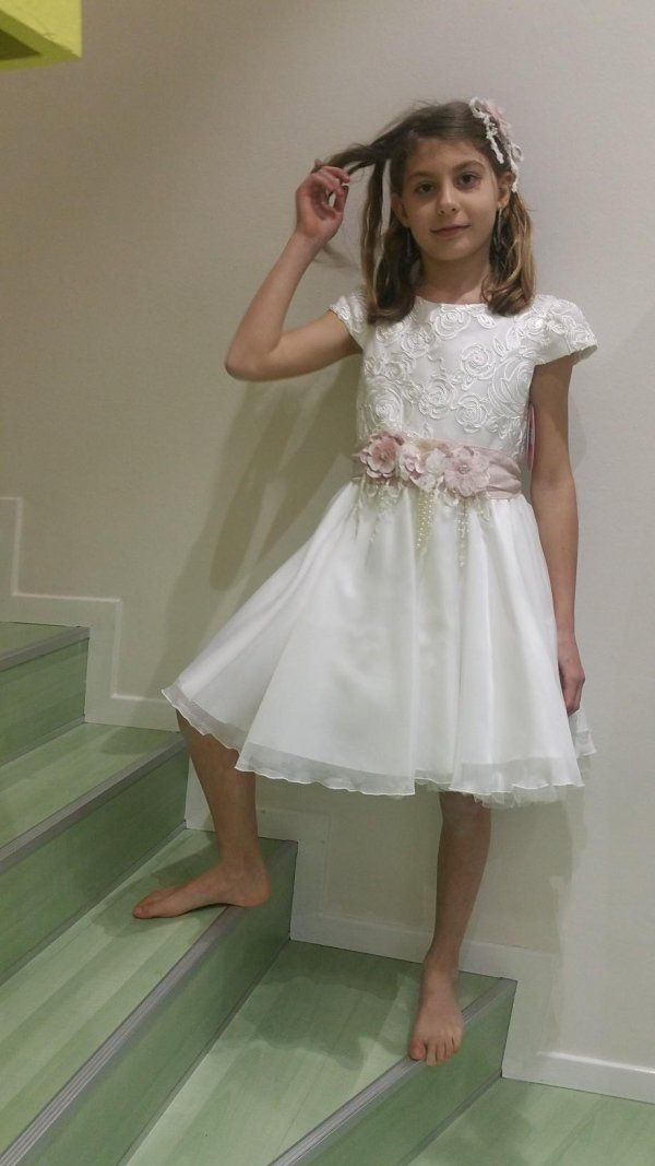 bambina con vestito elegante
