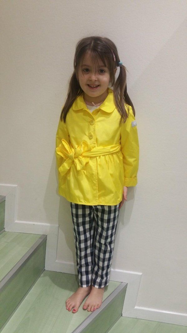bambina con impermeabile giallo