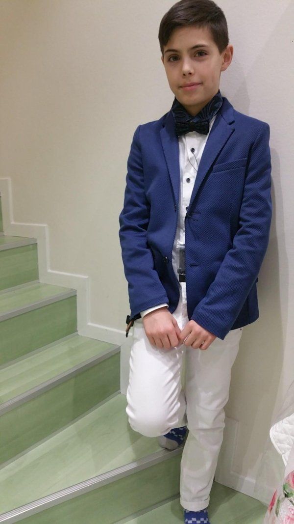 bambino con vestito elegante