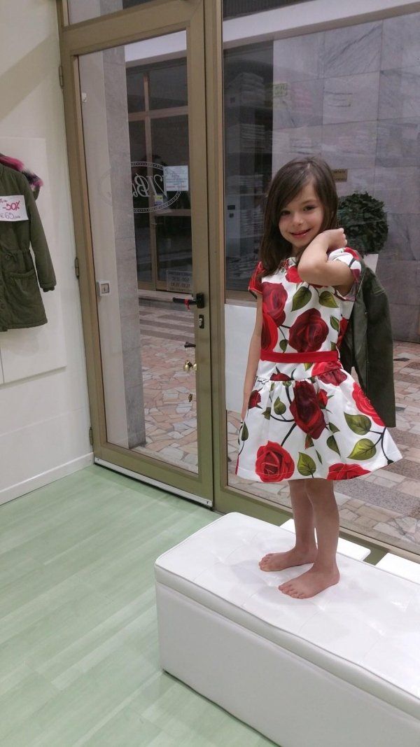 bambina con vestito a fiori