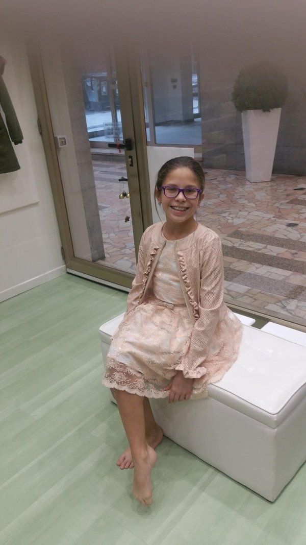 vestito rosa con ricamo in pizzo per bambina