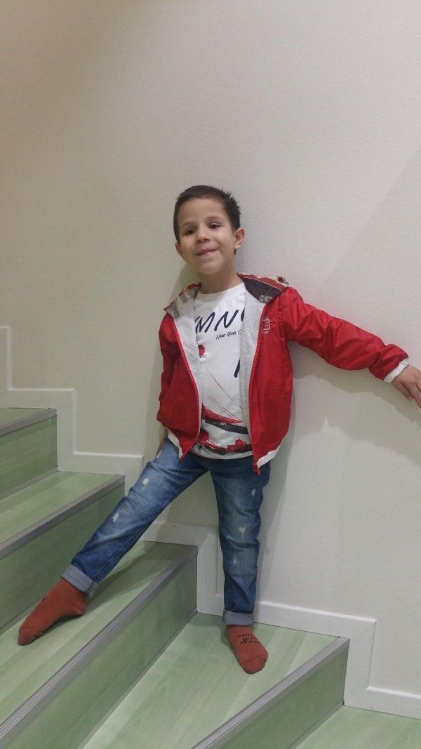 bambino con giubbotto rosso