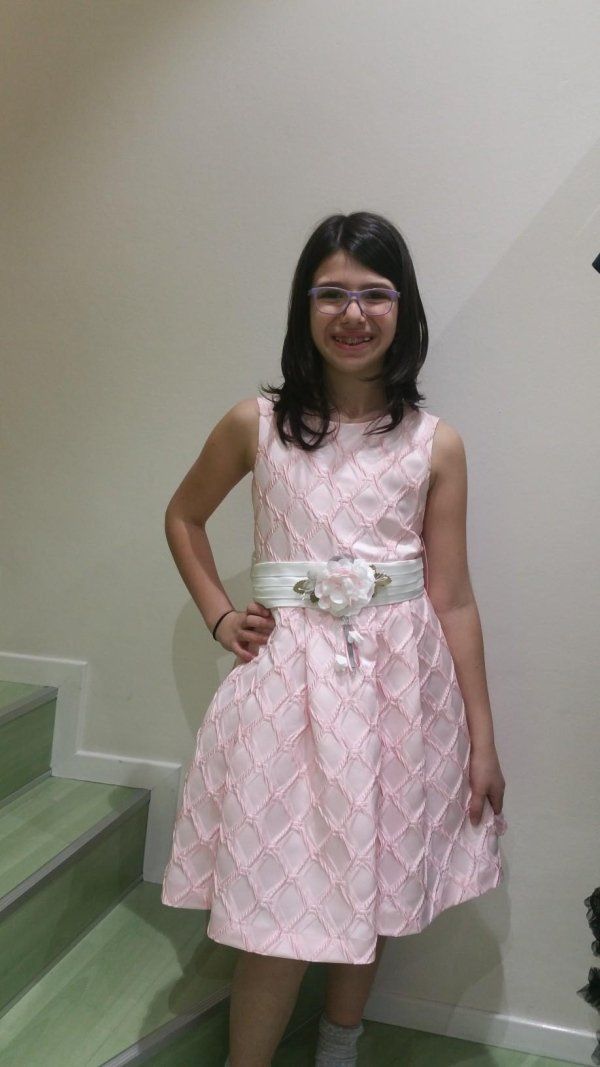 bambina con vestito rosa