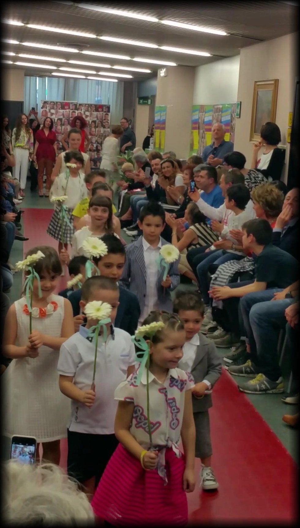bambini durante una sfilata di moda