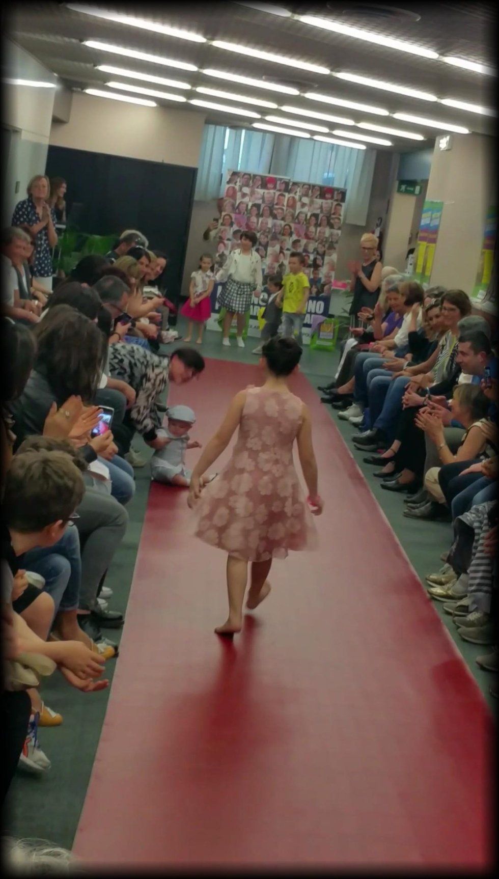 bambina su passerella con abito rosa