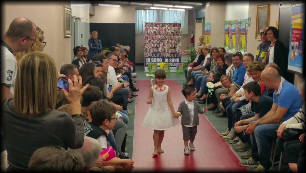 Bambini sfilano con abiti eleganti