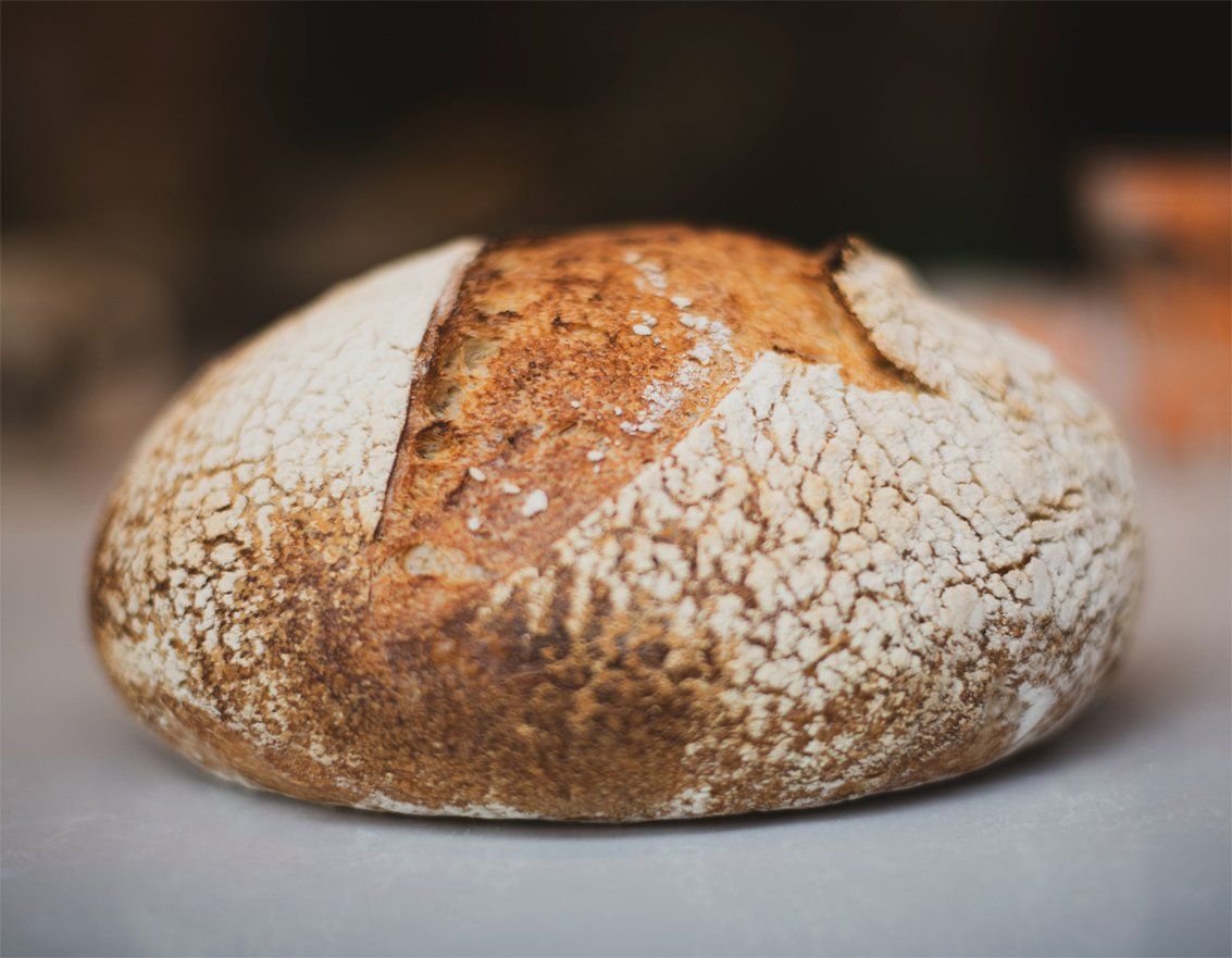 Une miche de pain est posée sur une table.