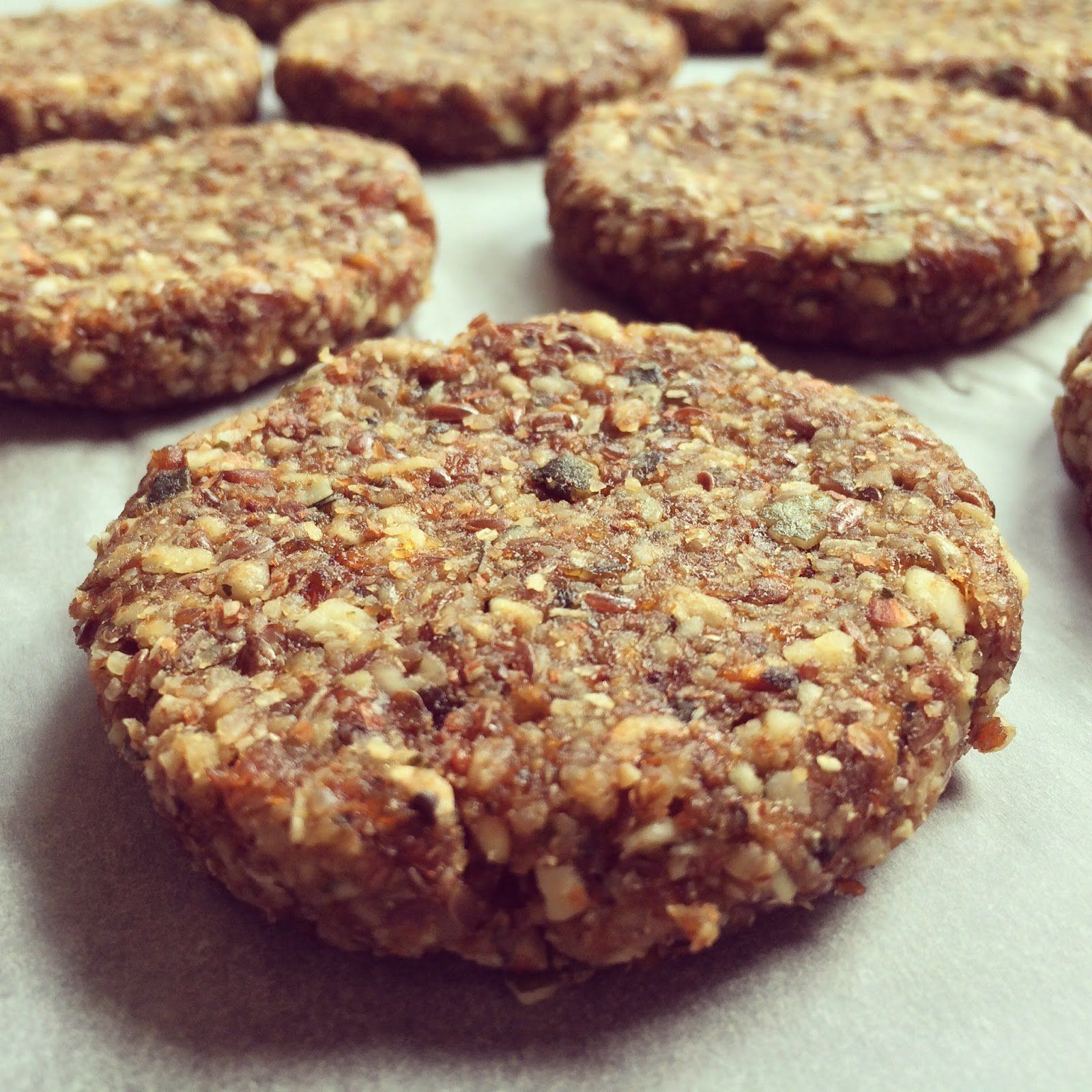 Un gros plan d'un cookie avec des noix dessus