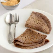 Une assiette de nourriture avec une fourchette et une cuillère dessus.